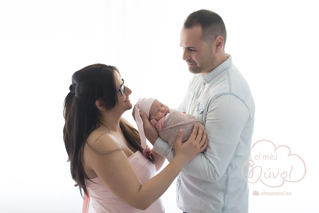 fotografia bebé padres recién nacida tonos rosa bebé nadó nounat infantil igualada barcelona el meu núvol reportaje newborn