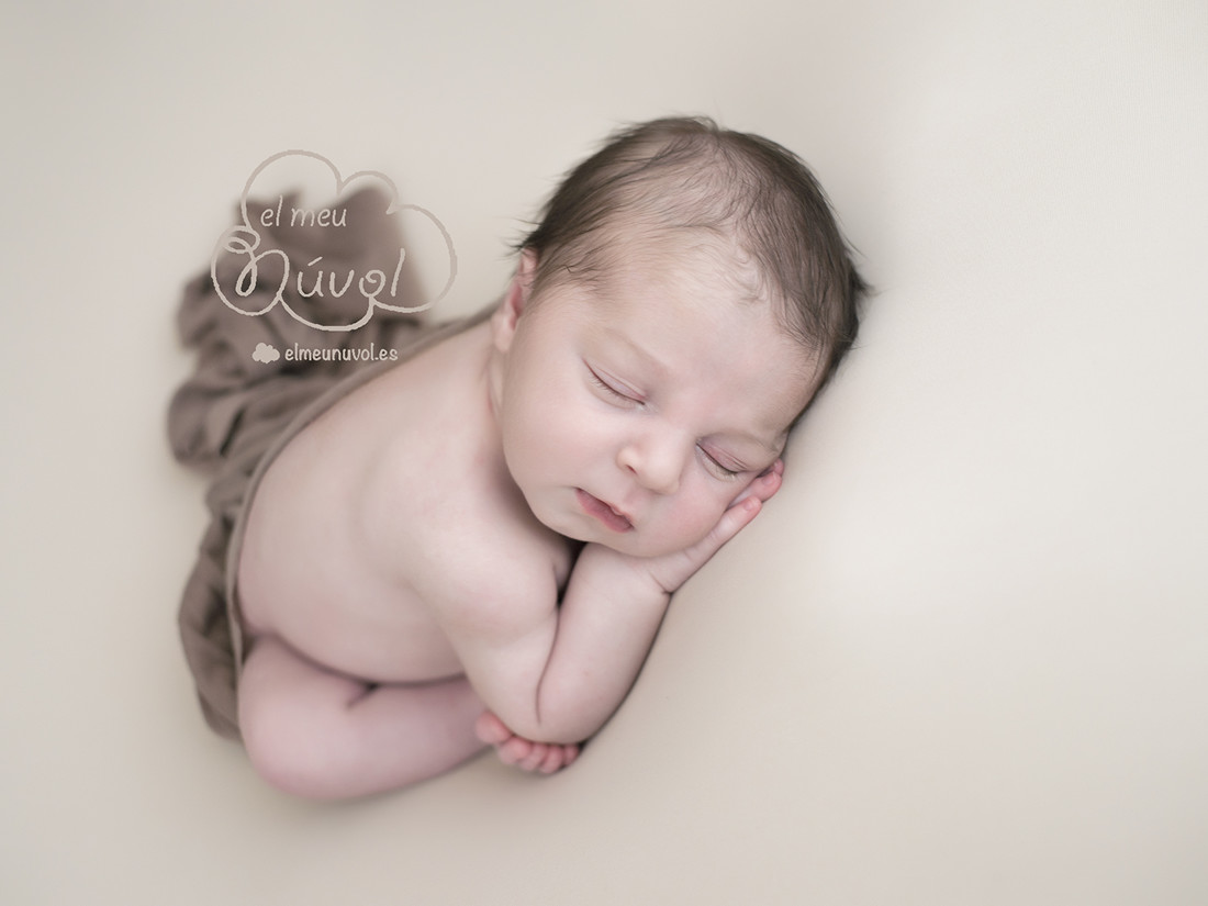 Fotografía de recién nacido taco pose newborn igualada Barcelona foto bebé tonos beige y marrón
