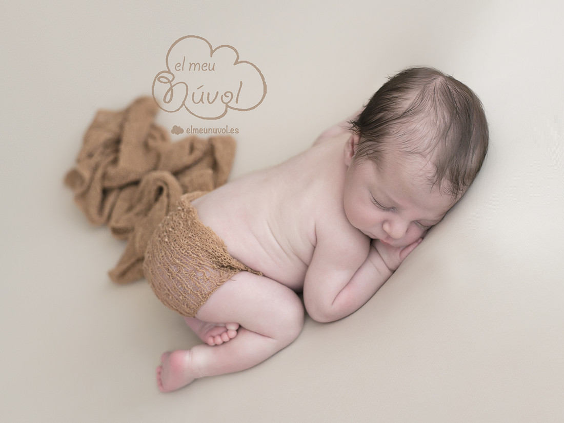 Fotografía de recién nacido pose bump up newborn igualada Barcelona foto bebé tonos beige y marrón