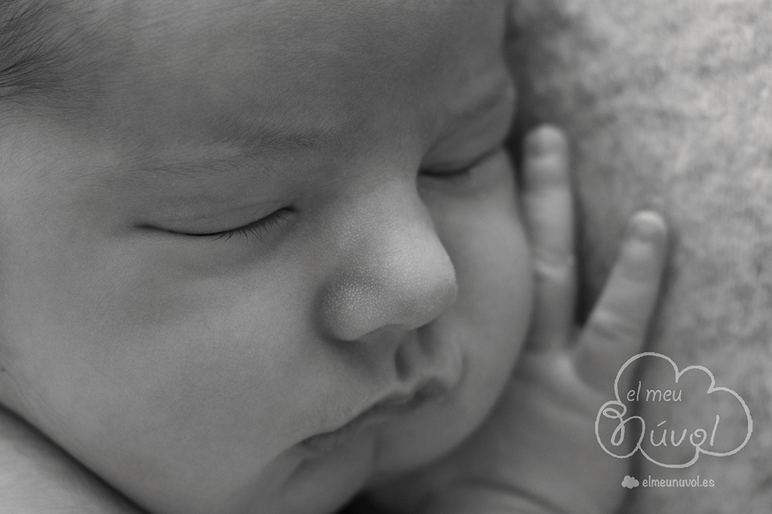 fotografía de recién nacido en blanco y negro igualada barcelona el meu núvol fotógrafo newborn infantil bebé nounat nadó