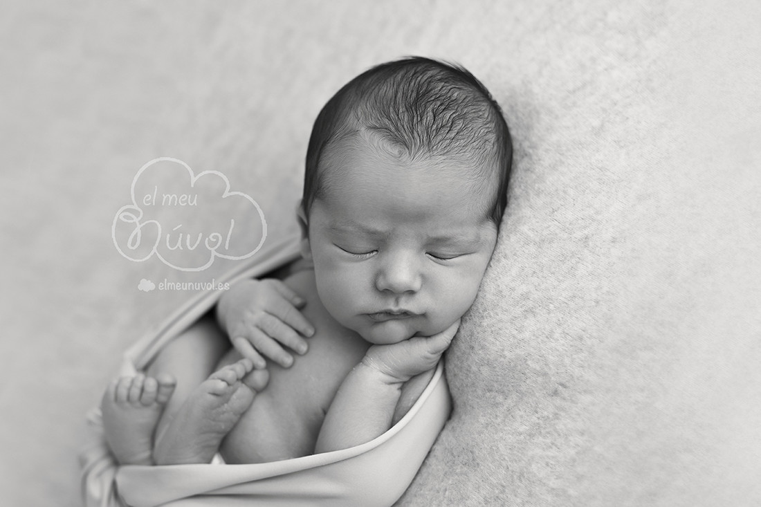 fotografía de recién nacido en blanco y negro igualada barcelona el meu núvol fotógrafo newborn infantil bebé nounat nadó
