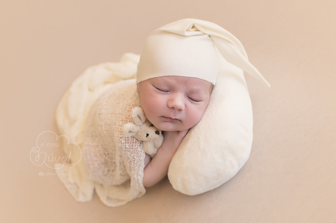 fotografía recién nacido beige igualada barcelona fotógrafo newborn el meu núvol bebé infantil familiar00025