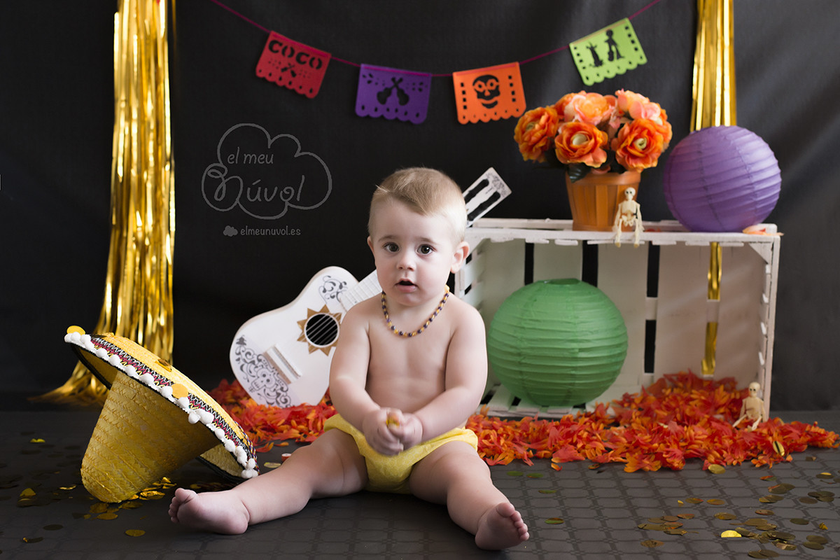 Fotografía de cumpleaños tematica coco en estudio smash the cake el meu núvol fotógrafo infantil igualada00002